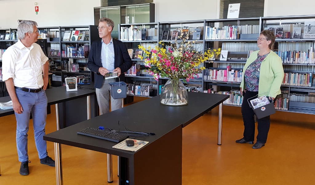 Wethouders Henny van Dijk en Izaäk van Ekeren meldden zich donderdag bij bibliotheekdirecteur Alfred Haaksma om zich in te schrijven als lid.