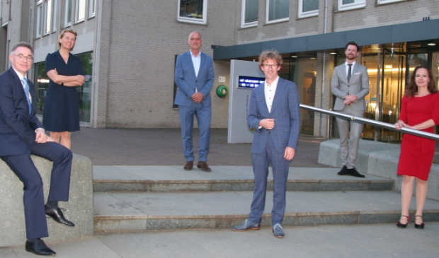 Van links naar rechts: burgemeester Isabella, gemeentesecretaris Barink, wethouder Van Dalen, wethouder Overweg, wethouder Bos en wethouder De Groot.