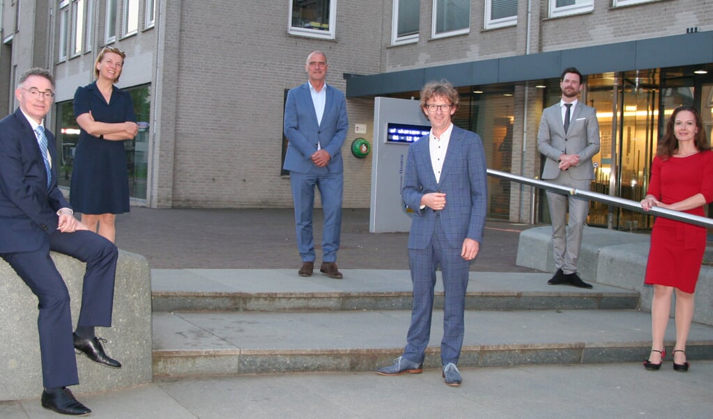 Van links naar rechts: burgemeester Isabella, gemeentesecretaris Barink, wethouder Van Dalen, wethouder Overweg, wethouder Bos en wethouder De Groot. 