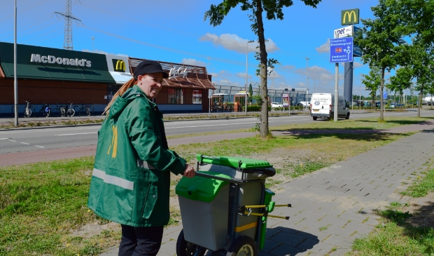 Het zwerfafval rondom de McDonald's wordt dagelijks opgeruimd door medewerkers.