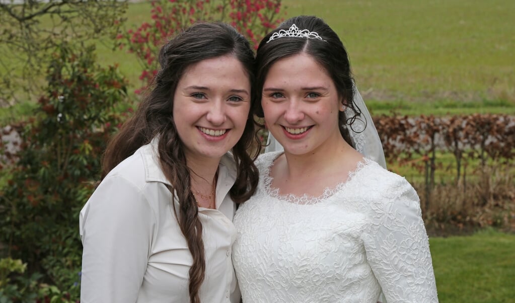 Jacobine op haar trouwdag met tweelingzus Coline.