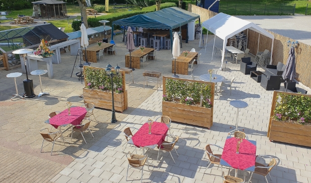 Op het terras van Sporthal De Slag is extra ruimte gecreëerd om aan de voorwaarden voor opening te kunnen voldoen.
