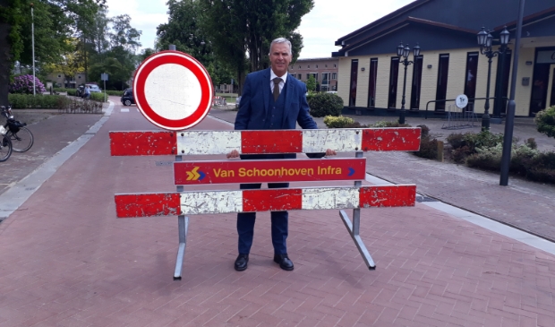 Wethouder Wim Vos verricht de openingshandeling door een hek weg te halen.