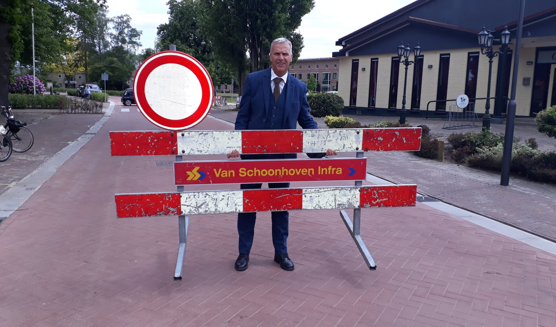Wethouder Wim Vos verricht de openingshandeling door een hek weg te halen. 