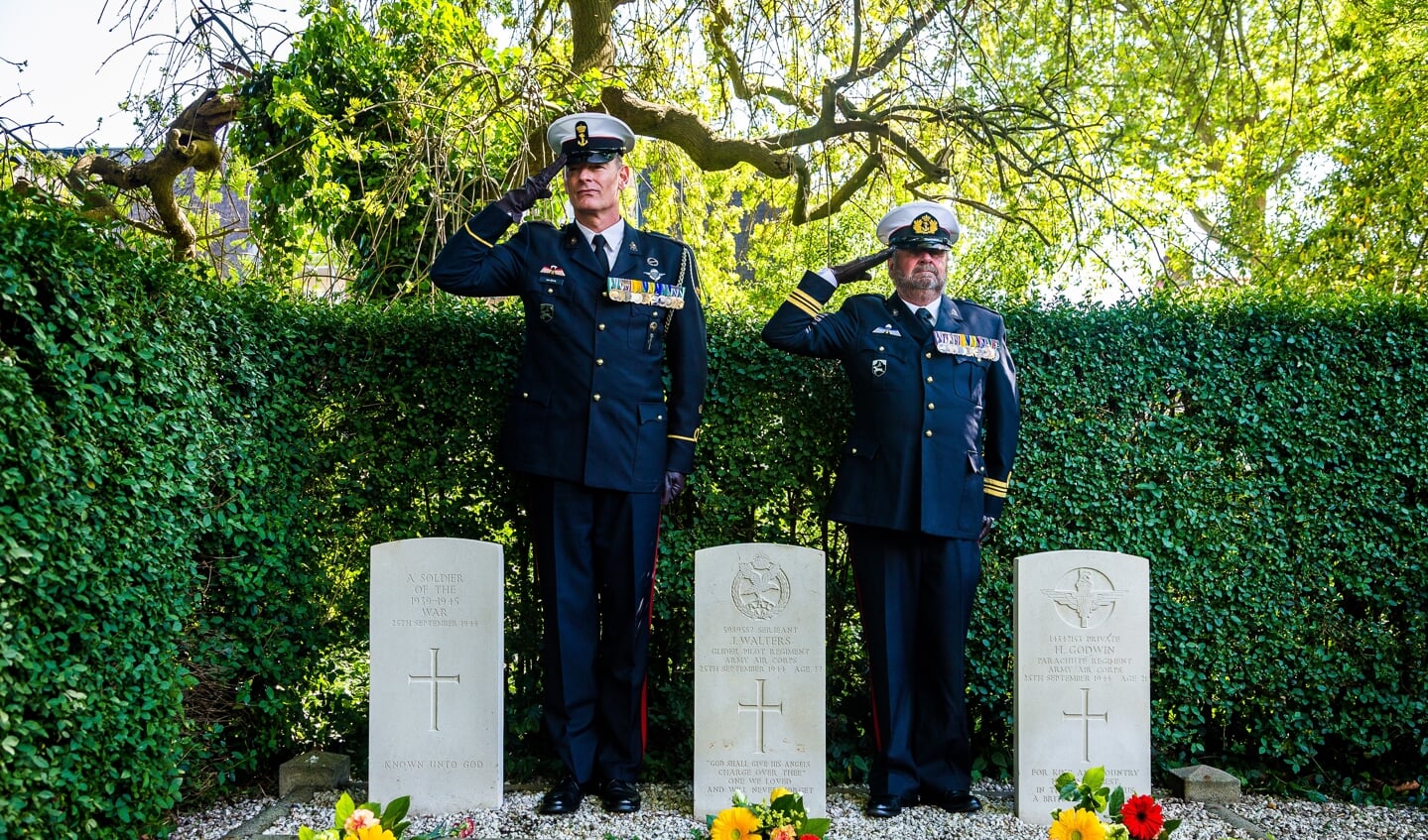 Veteranen leggen kransen bij de graven van militairen