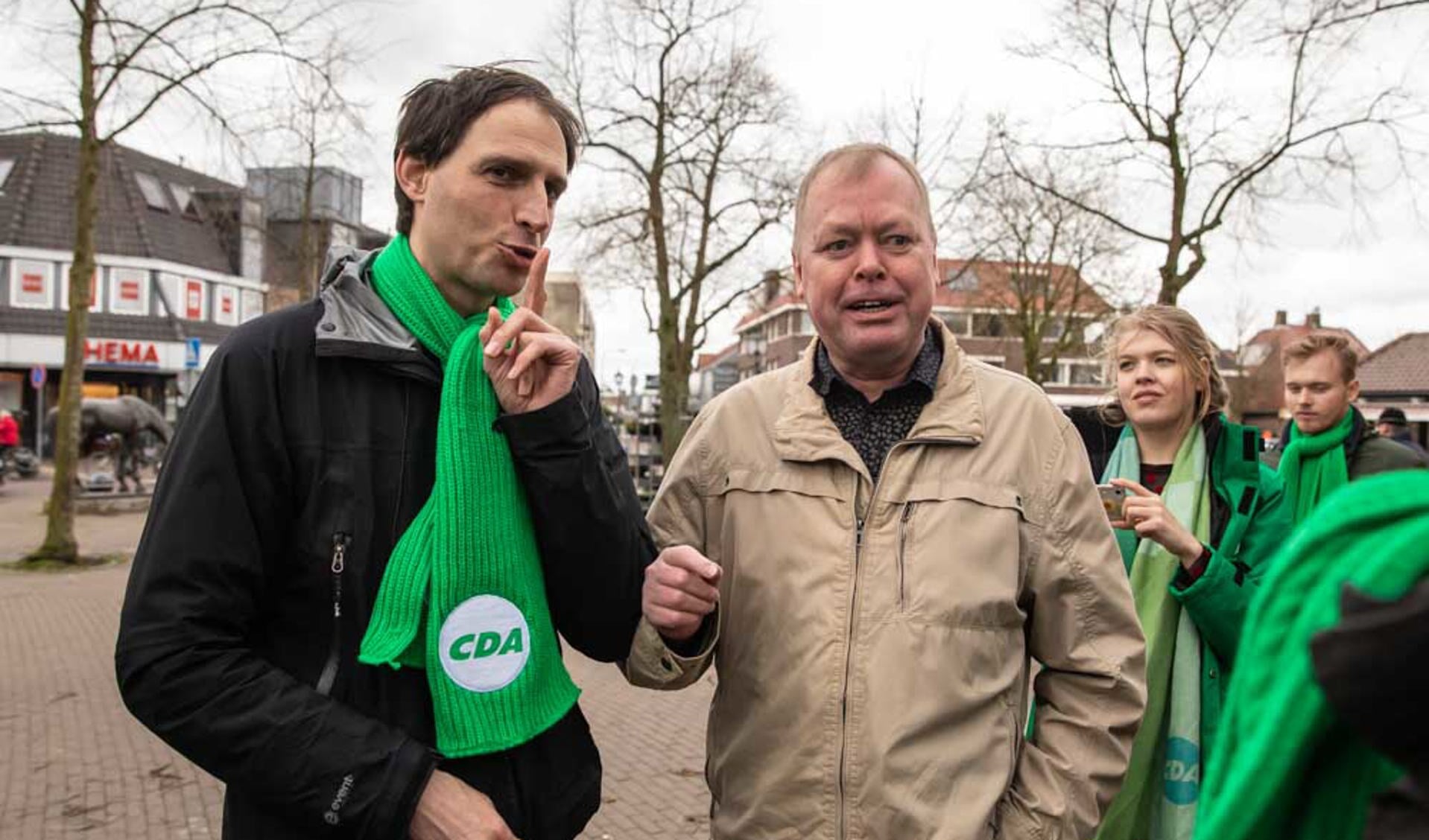 Johan Hut met CDA-minister Wopke Hoekstra die in maart 2019 in Baarn op verkiezingscampagne was, voor de Provinciale Statenverkiezingen.