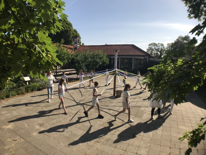 Groep 5 danst om de meiboom