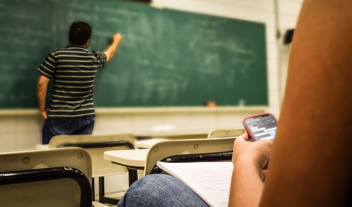 Eventuele extra maatregelen tegen corona moeten op schoolniveau, lokaal of regionaal genomen worden, aldus onderwijsminister Arie Slob.