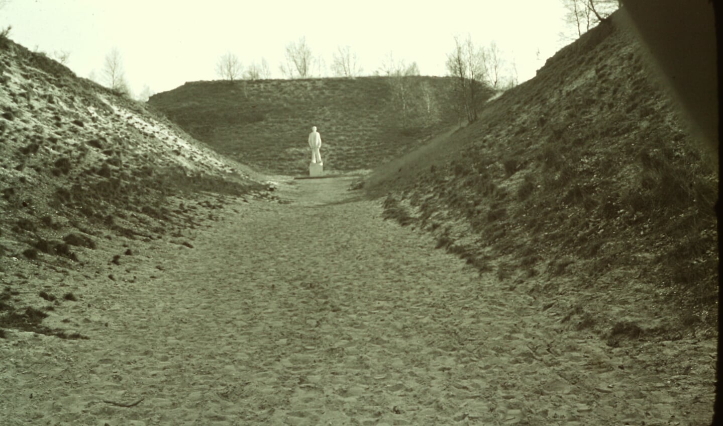 Het monument ‘Gevangene voor het vuurpeloton’ kort na de onthulling in 1953.