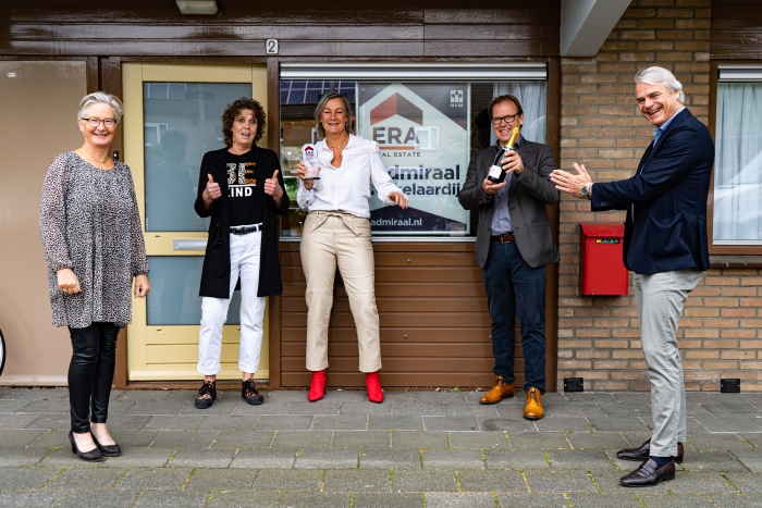Marlies de Kuiper, Jose de Kuiper, Danielle Buur en Joost Haan van Admiraal ERA Makelaardij en Paul van den Putten van ERA Nederland.