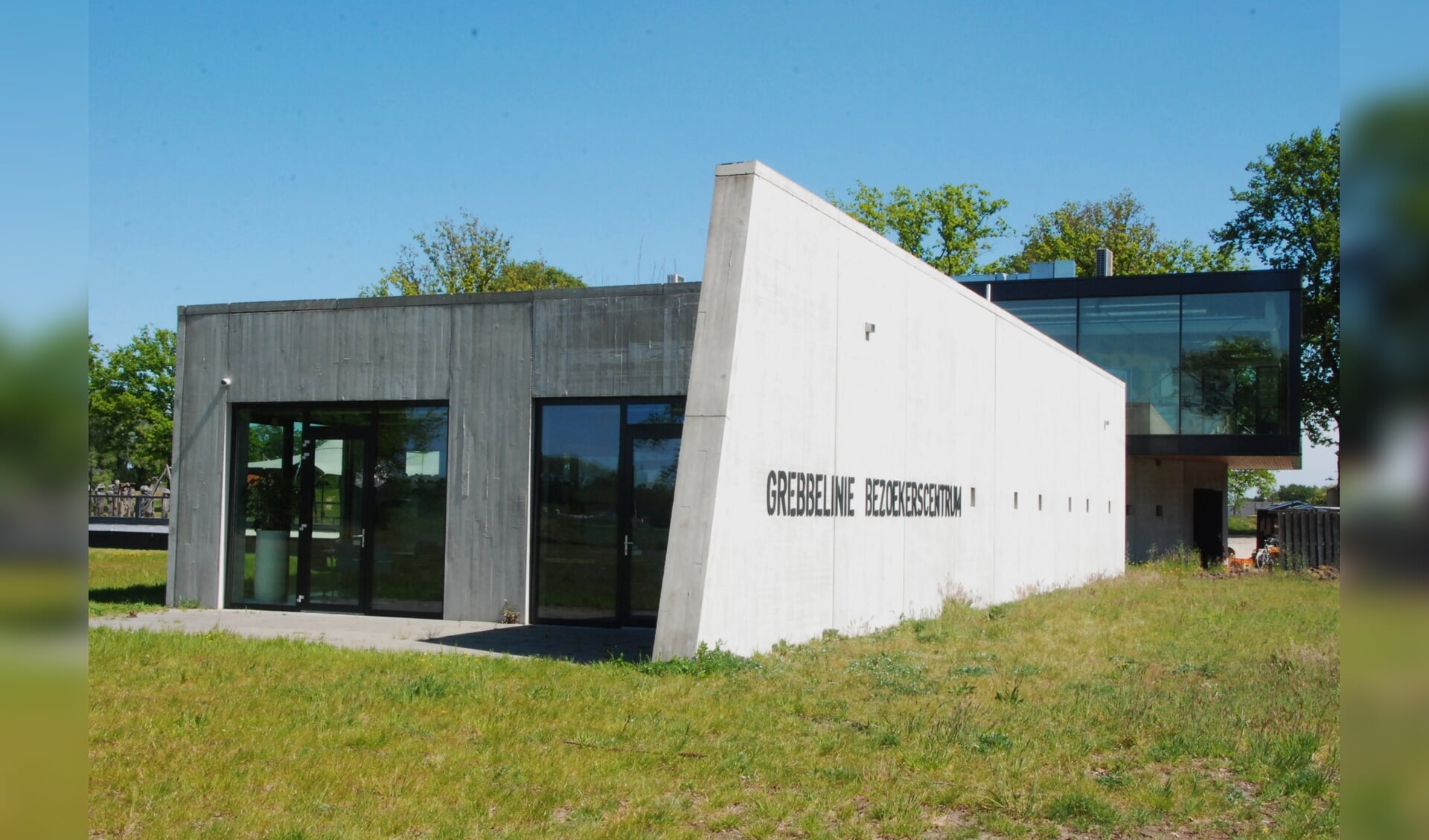 Het pand aan de Buursteeg, met naast het Bezoekerscentrum Grebbelinie en restaurant De Grebbelounge, ook de kantoren van O-gen.