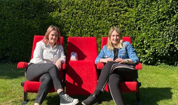 Stagiaires Julia en Mika werken aan ‘coronaproof’ concepten.