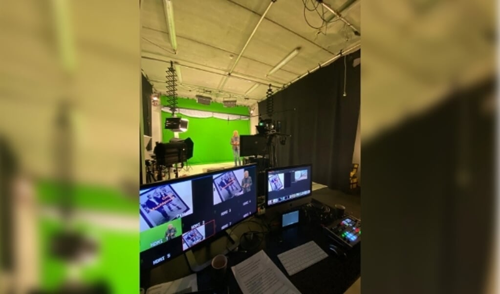 Jaap Pilon voor de camera's tijdens een digitale wandeling door Veenendaal.