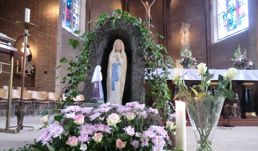 Bloemenhulde aan Maria in de kerk
