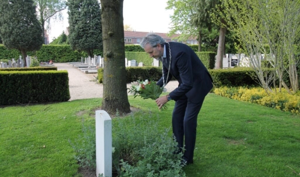 Burgemeester hans van der Pas legde bloemen in Elst en in Rhenen. (Foto's: Marco Diepeveen)