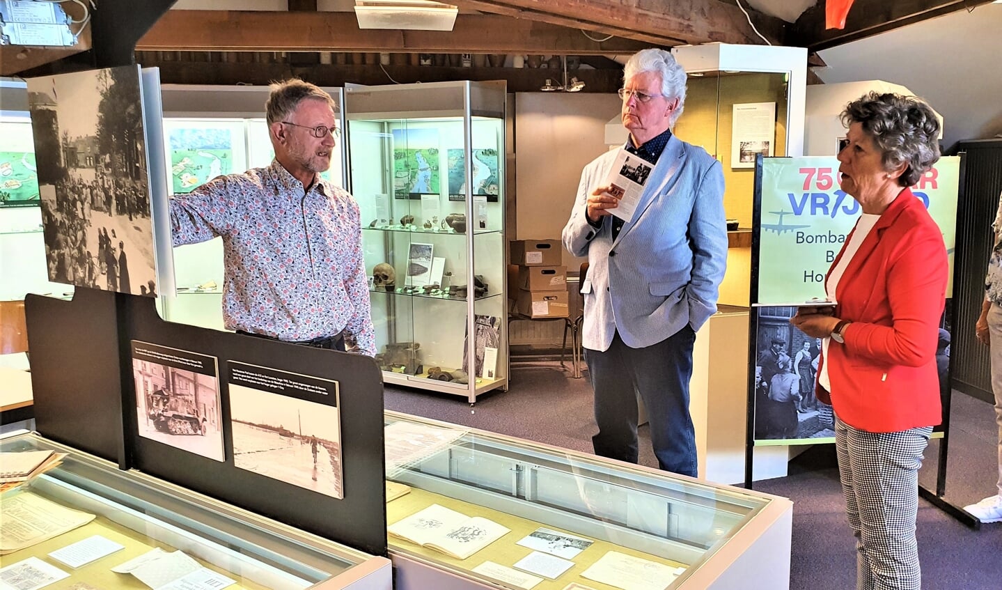 Herman toont de expositie aan Lida en Hans
