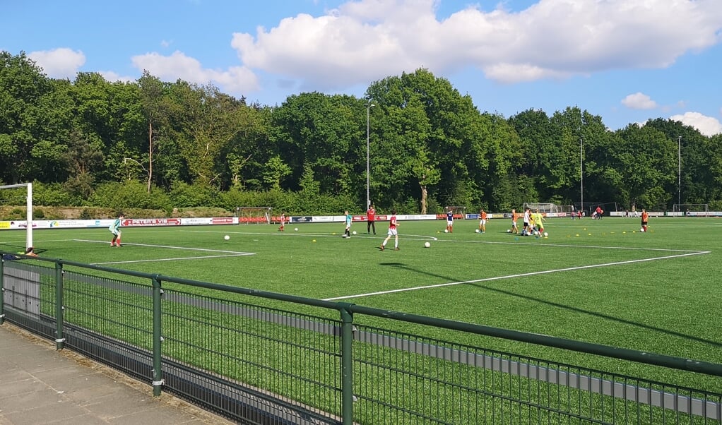 Weer volop activiteit op sportpark de Engelse Berg, waar voetbalvereniging HDS weer jeugdtrainingen verzorgt.