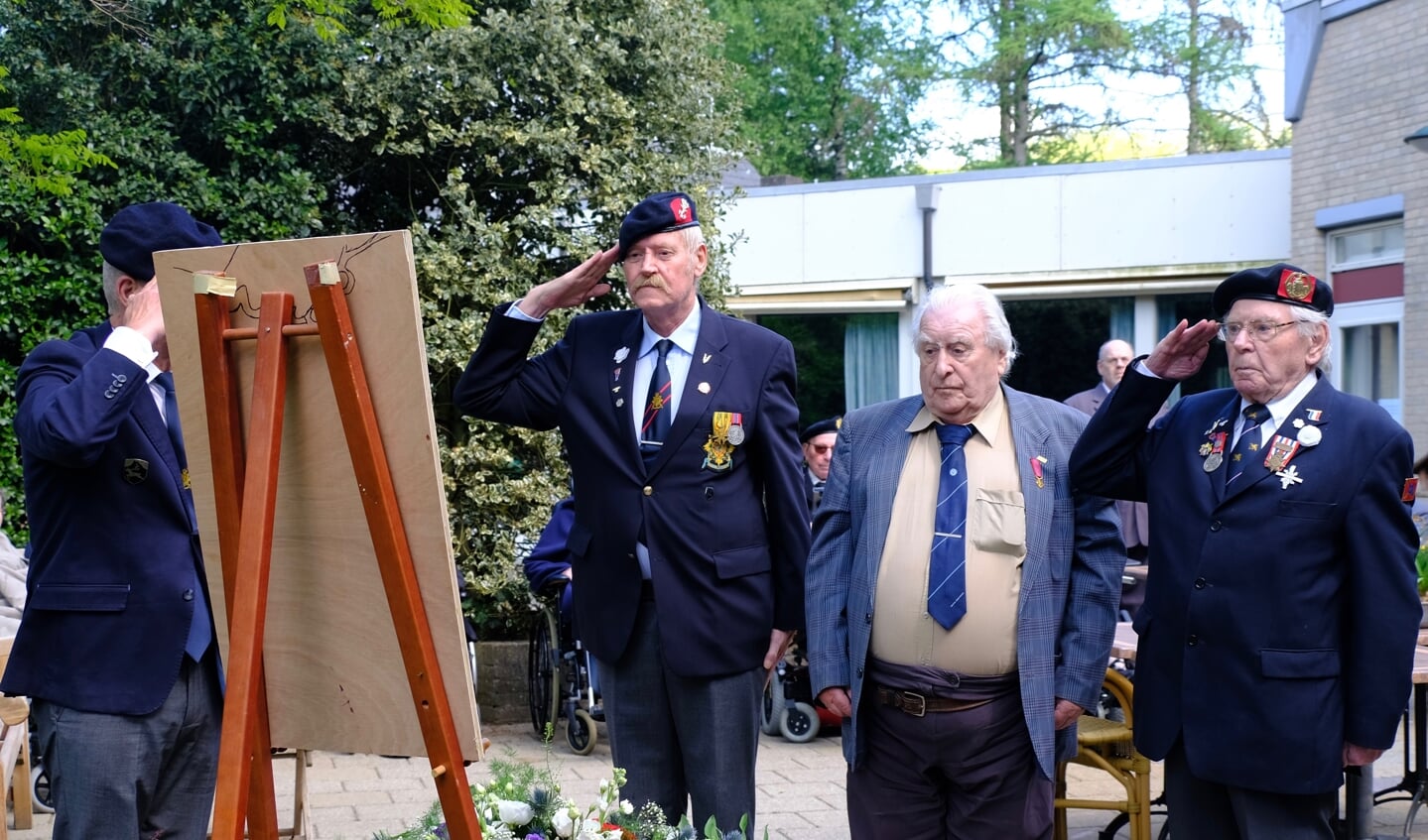 Van links naar rechts: Wil luitenant der 1e klasse, meneer Zilverberg, Jan van der Sande korporaal der 1e klasse.