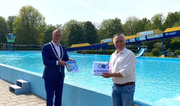 Burgemeester Theo Segers en Kees Commijs.