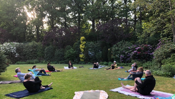 Yoga in de buitenlucht prikkelt de zintuigen!
