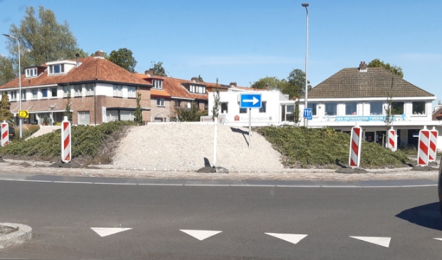 De voltooiing van de rotonde laat nog even op zich wachten.