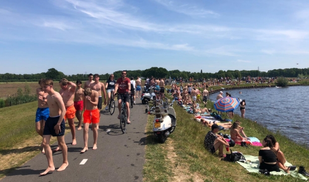 Massale drukte op de oevers van de Eem op Hemelvaartsdag. Afsluiten van het gebied wordt overwogen binnen de Veiligheidsregio.