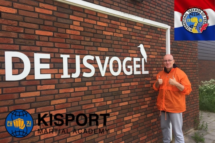 Harry voor de deur van de IJSVOGEL
