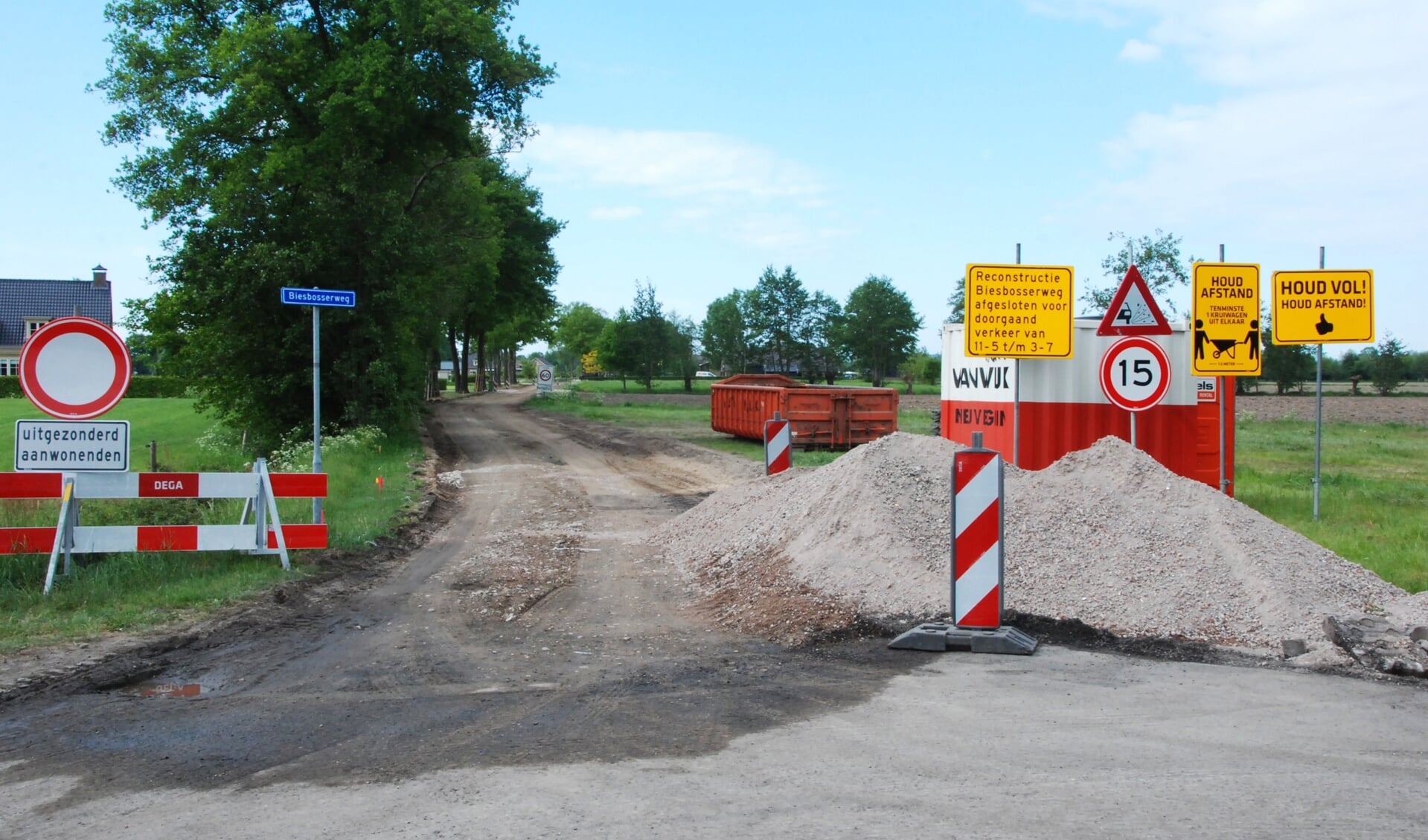 Het asfalt van de Biesbosserweg is al verwijderd.
