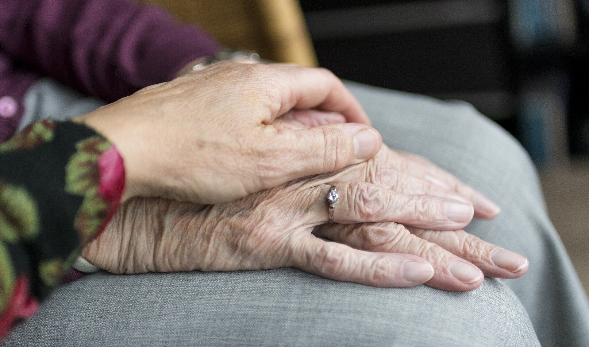 Handen ouderen stock zorg ontmoetingscentrum