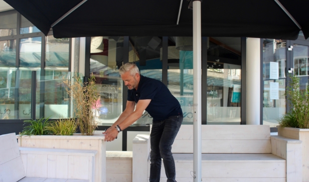 Jeroen Dammers van Jeroens Paviljoen kreeg van de gemeente toestemming om zijn terras te vergroten.