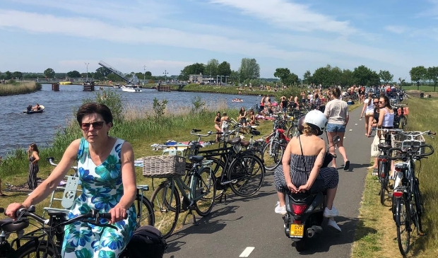 Drukte langs de Eem op Hemelvaartsdag. Dat zal de komende dagen worden tegengegaan door politie en boa's.