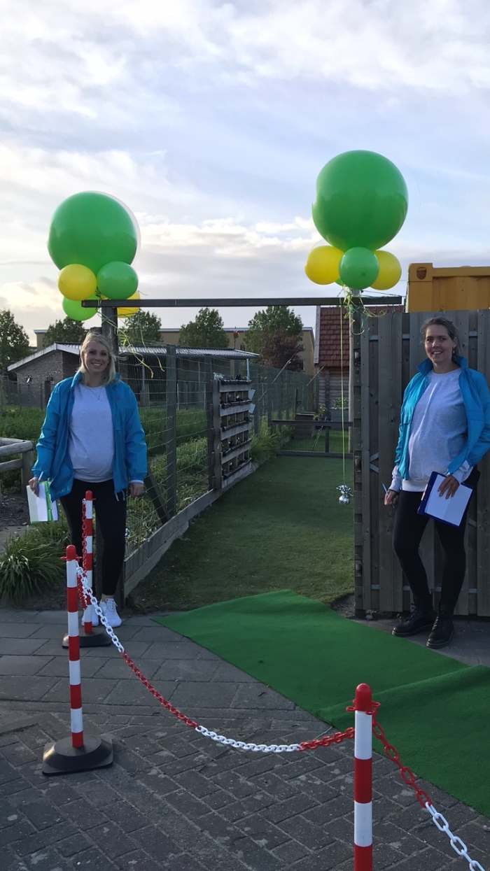 Jerney en Eline wachten de kinderen op!