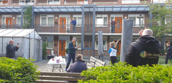 Voorzitter Willem Sanders overhandigd bedankje