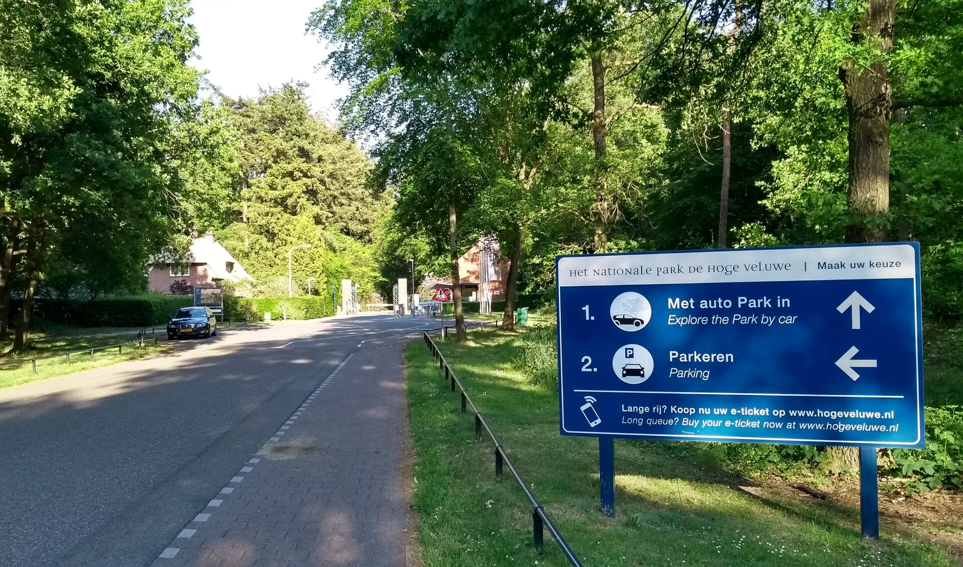 Archieffoto van de ingang in Otterlo bij daglicht.