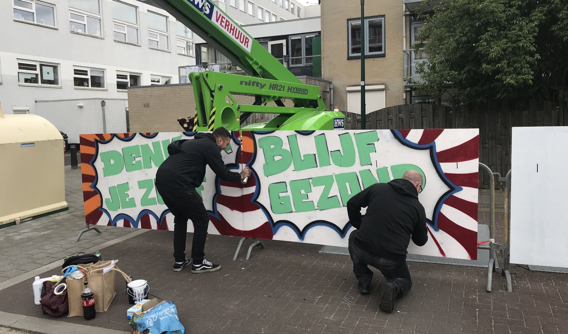 Kunstenaars Arno en Thomas aan het werk: boodschap voor bewoners E&E gasthuis (19 mei 2020)