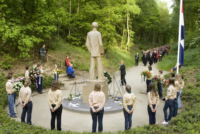 De Stille Tocht bij ‘de Stenen Man’ tijdens de dodenherdenking in 2009.