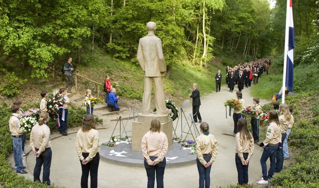 De Stille Tocht bij ‘de Stenen Man’ tijdens de dodenherdenking in 2009. 