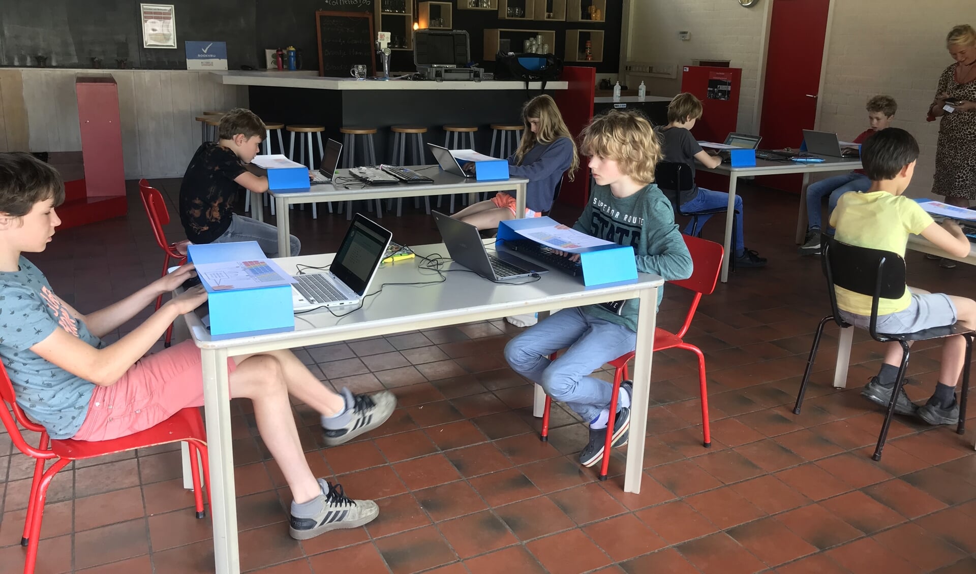 Leerlingen oefenen hun typevaardigheden in de kantine van Midlandia 