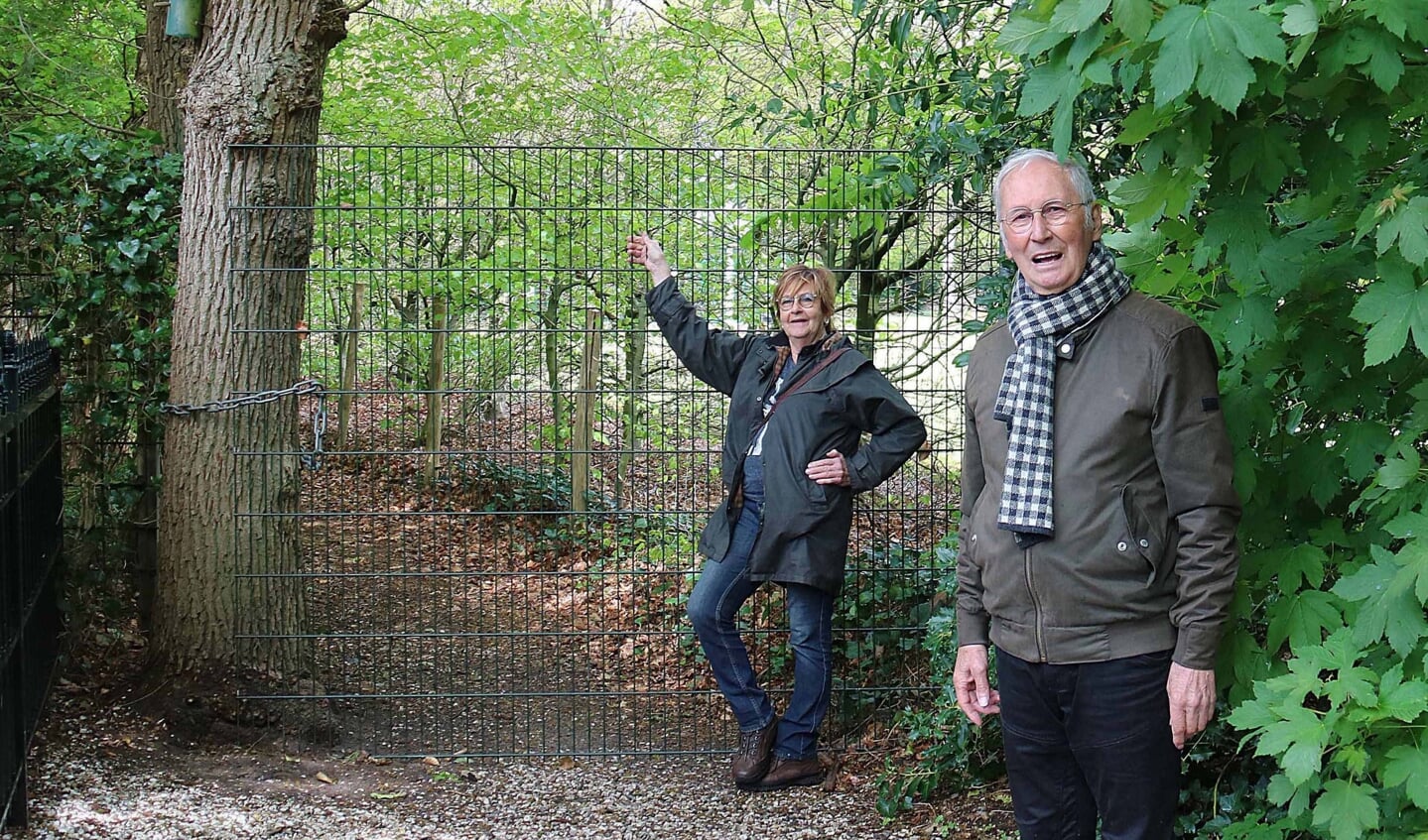 Lenie Kooij en Ed van den Burg bij één van de drie hekken: de afrastering aan de Hoekenkamp 2.