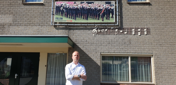 Voorzitter Gabriel Witteveen voor het gesloten gebouw van Juliana