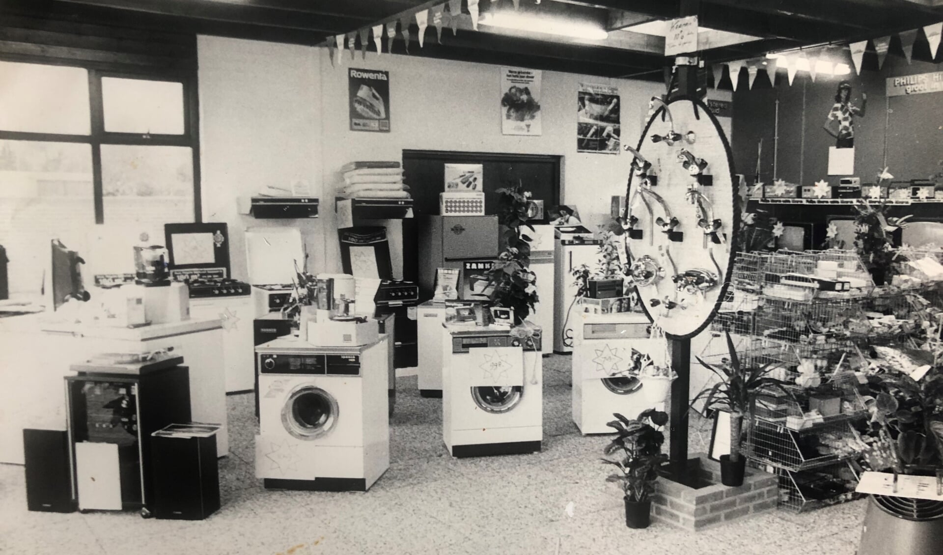 Een oude foto van de showroom van Gert van Manen Witgoed aan de Pluimenweg. 
