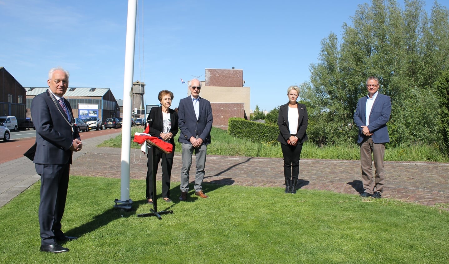Bij de vlaggenmast van de Dijksynagoge, v.l.n.r.: burgemeester D. van der Borg, mw. J.J. Groenenboom-Polak, dhr. C. Groenenboom, mw. N. Boer en dhr. R.J. Kitsz 