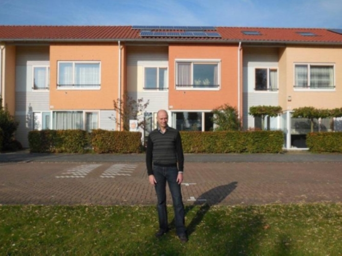 Huiseigenaar Anton Kiewiet voor zijn woning
