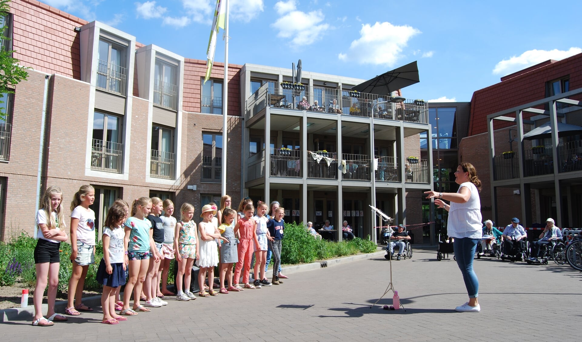 Een optreden van het koor bij woonzorgcentrum Klinkenberg in Ede. 