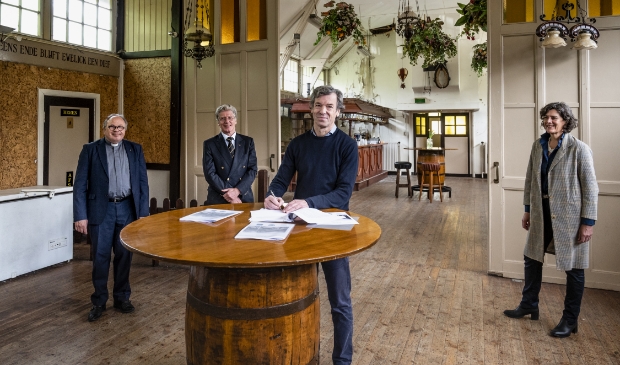 Namens de parochie: Pastoor E.R.T. Jongerden (voorzitter), de heer J.A. ten Rouwelaar (secretaris), namens Stadsherstel de heer M. van der Burght, namens de gemeente Ouder-Amstel wethouder cultureel erfgoed M. van der Weele.