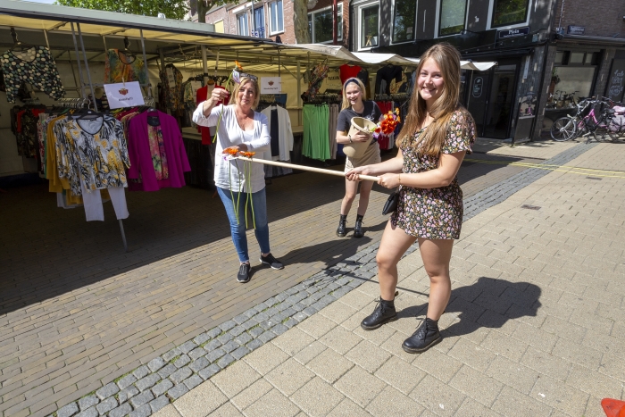 Bloemen op veilige afstand uitdelen