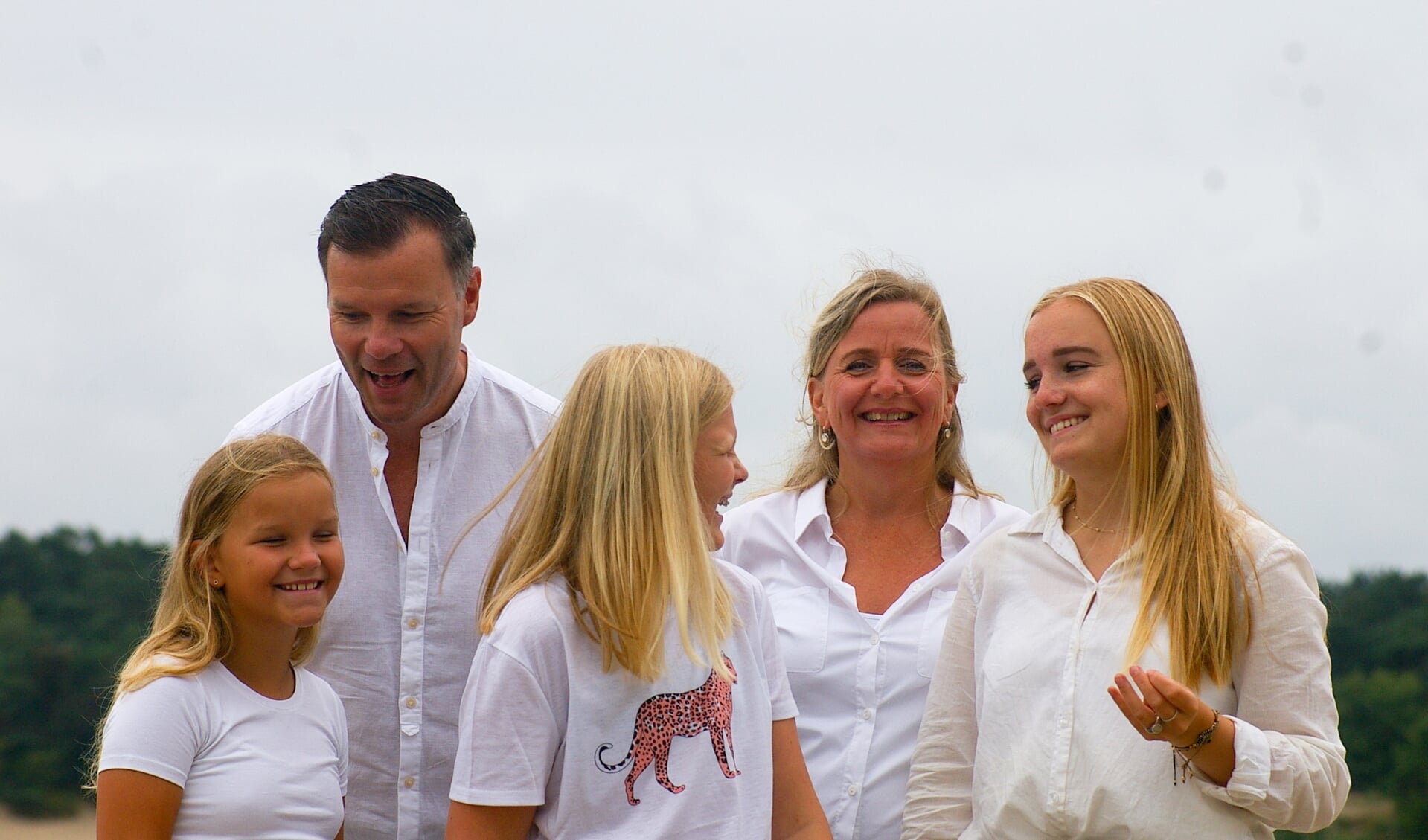 Daniëlle en Vincent Klabbers met hun drie dochters: 'We koken allemaal één dag.'