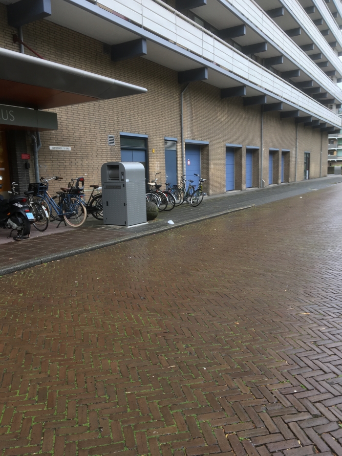 Container voor de Cirrus flat Amstelveen zodat de rest van de stoep niet meer gebruikt kan worden