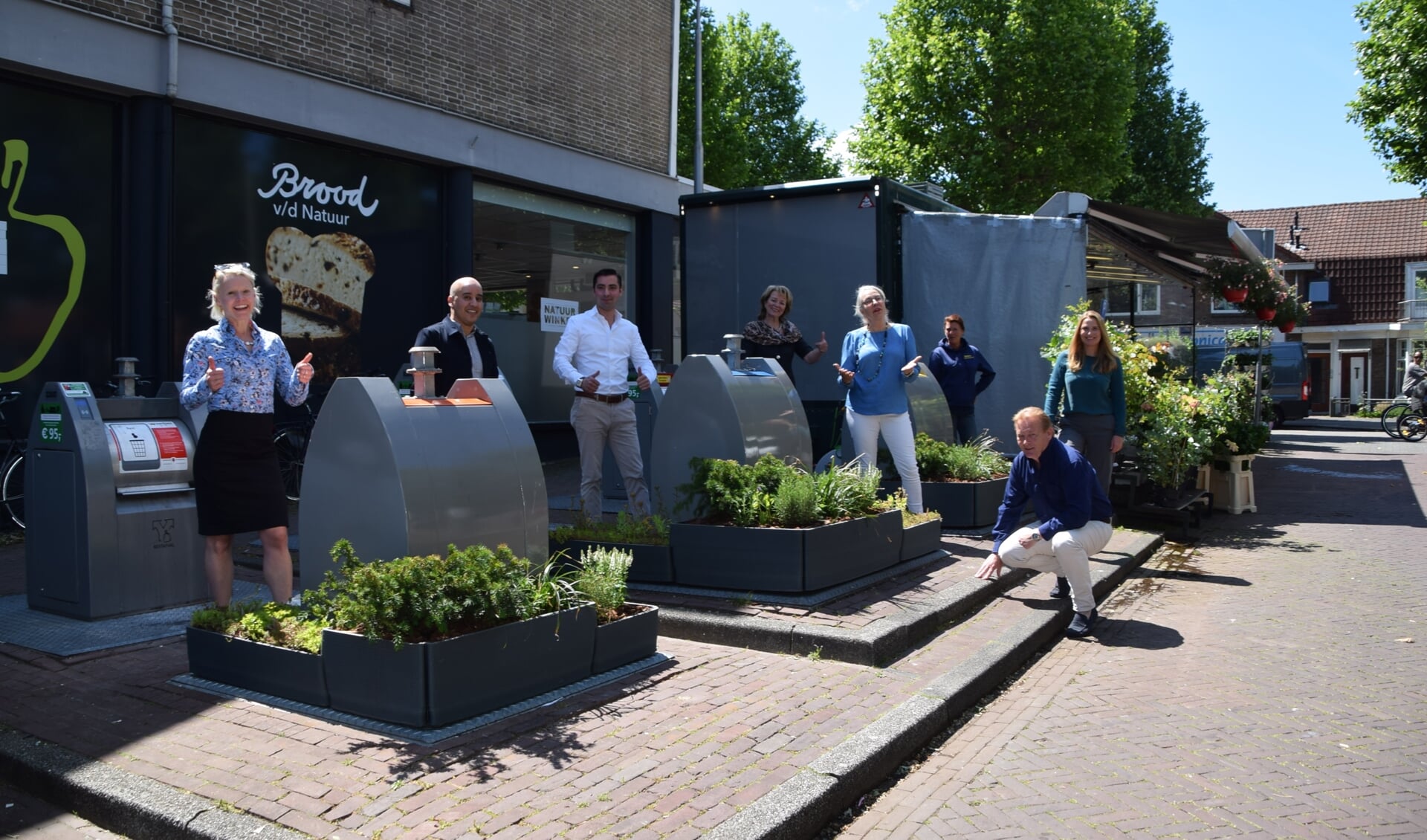 V.l.n.r. Wethouder Floor Gordon, raadsleden Youssef Ben Idder (D66), Tawros Aslanjan(D66), Jacqueline Solleveld (BBA), Jet Smit (burgerraadslid VVD), eigenaresse bloemenkraam, Janneke Leegstra (VVD) en Michel Becker (AVA)