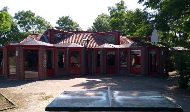 Het karakteristieke gebouw van Montessorischool 't Ronde. De school wordt opgeknapt en uitgebreid.